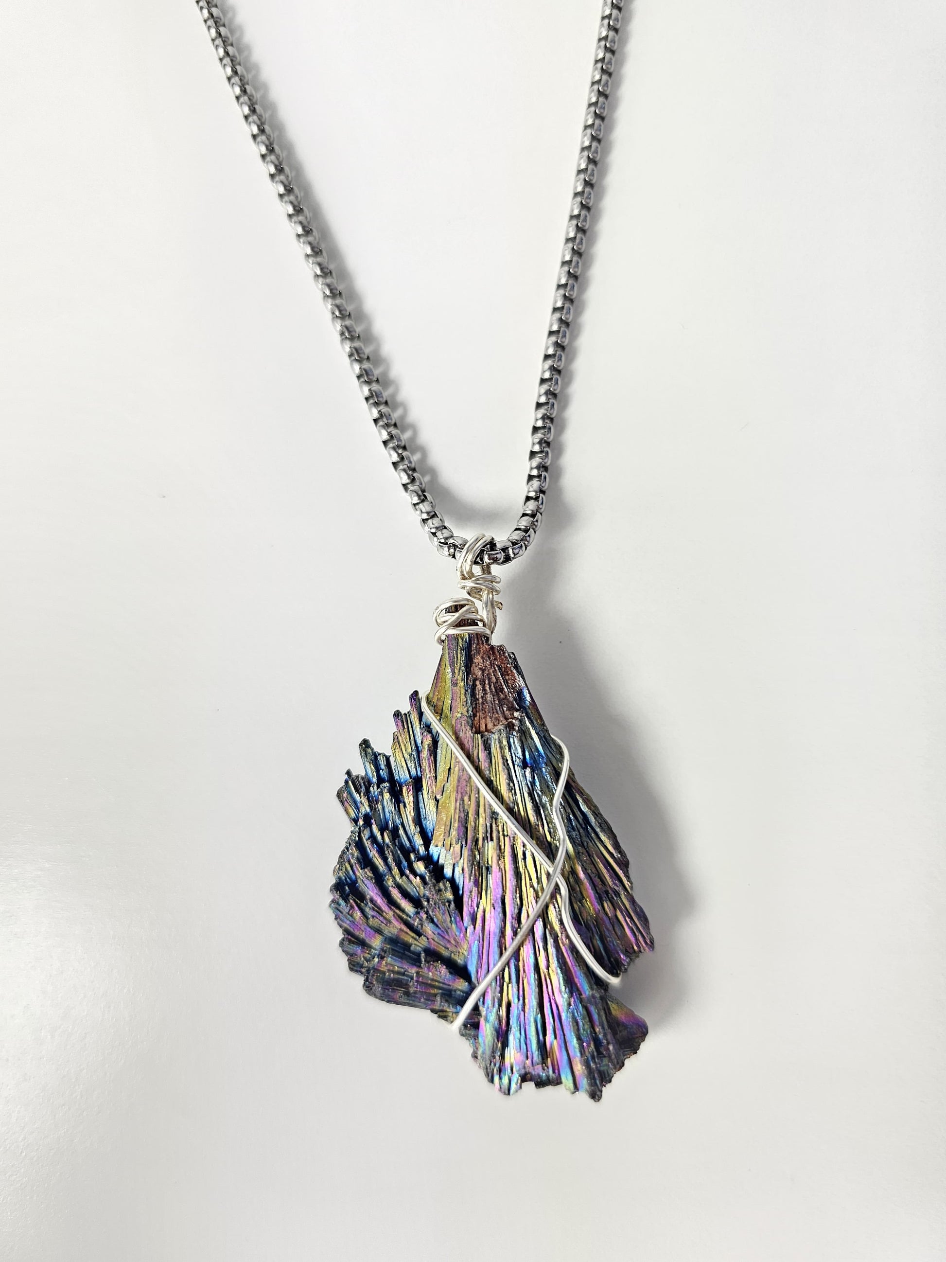 Collar Bruma · Cianita Arcoíris