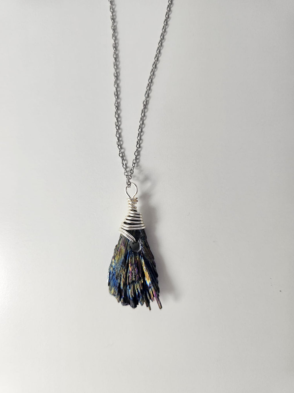 Collar Bruma · Cianita Arcoíris