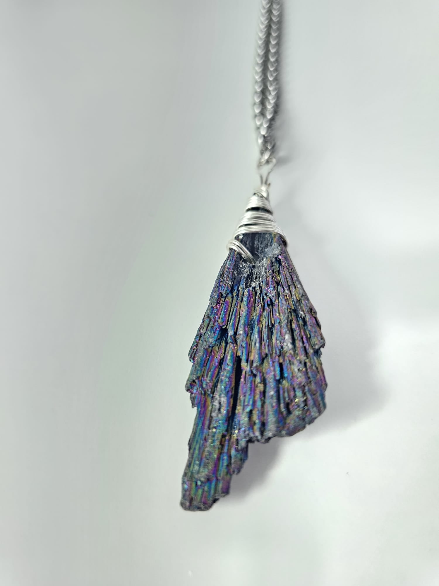 Collar Bruma · Cianita Arcoíris